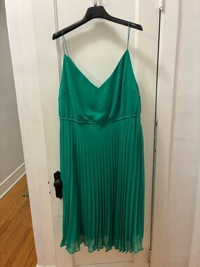 ASOS Curve Green V-Neck Pleated Midi Dress + you……hotttttttt